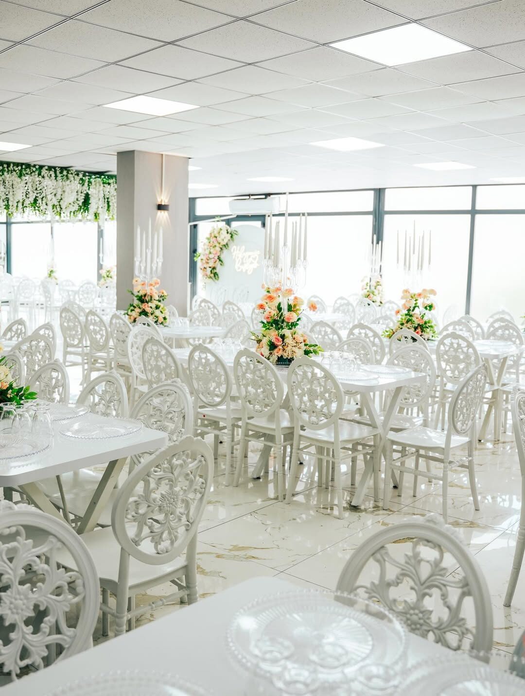 Paradise Buca davet evi — zarif salon, beyaz sandalyeler ve çiçek düzeni